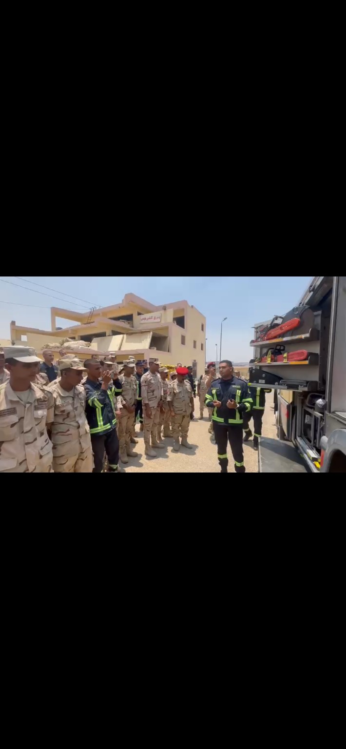 شرح جماعي لمكونات وتجهيزات سيارة إطفاء أمام مجموعة من المتدربين