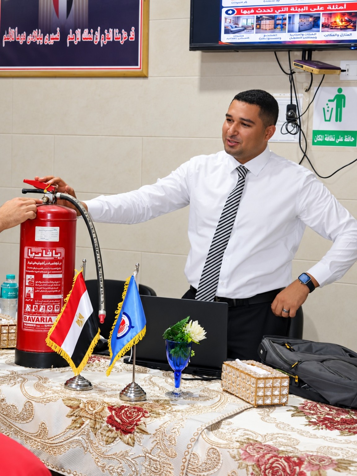 المدرب عبدالرحمن أحمد محمد خلال تدريب عملي على معدات الإطفاء